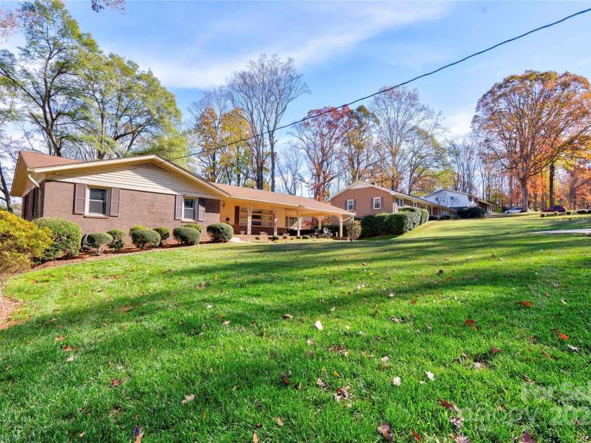 608 Hanover Drive, Shelby, NC 28150.  MLS# CAR4203173, YatesRealty ID 16038. Front Left