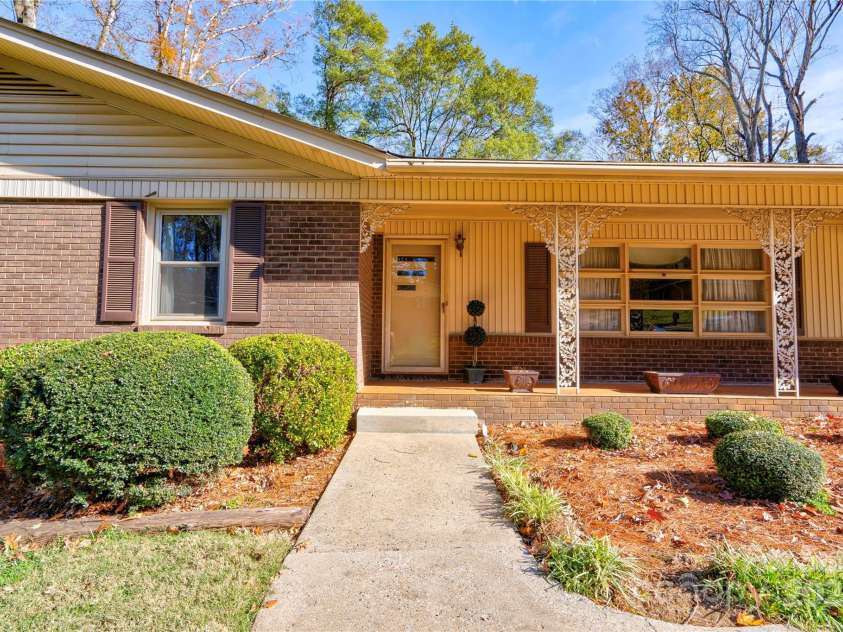 608 Hanover Drive, Shelby, NC 28150.  MLS# CAR4203173, YatesRealty ID 16038. Front Porch