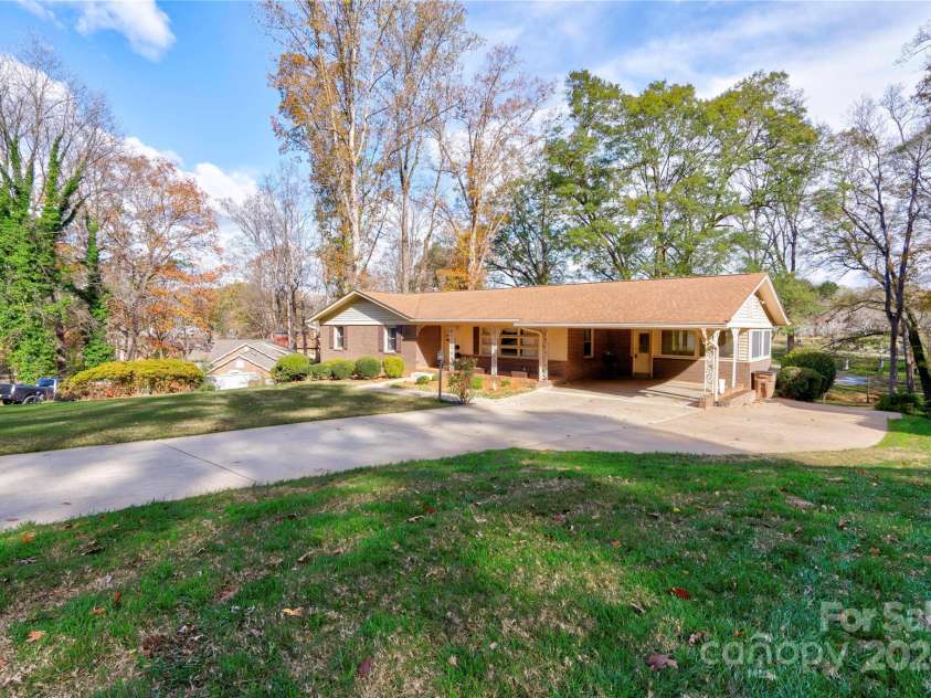 608 Hanover Drive, Shelby, NC 28150.  MLS# CAR4203173, YatesRealty ID 16038. Front Right