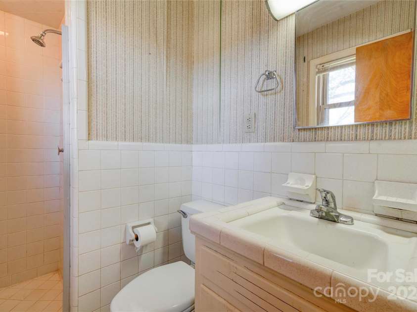 608 Hanover Drive, Shelby, NC 28150.  MLS# CAR4203173, YatesRealty ID 16038. Primary Bath