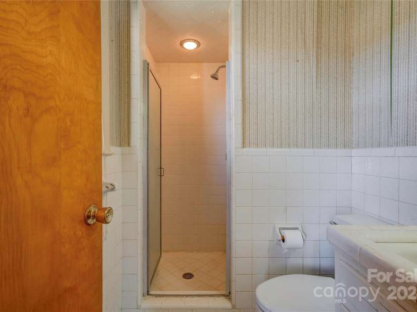 608 Hanover Drive, Shelby, NC 28150.  MLS# CAR4203173, YatesRealty ID 16038. Primary Bath