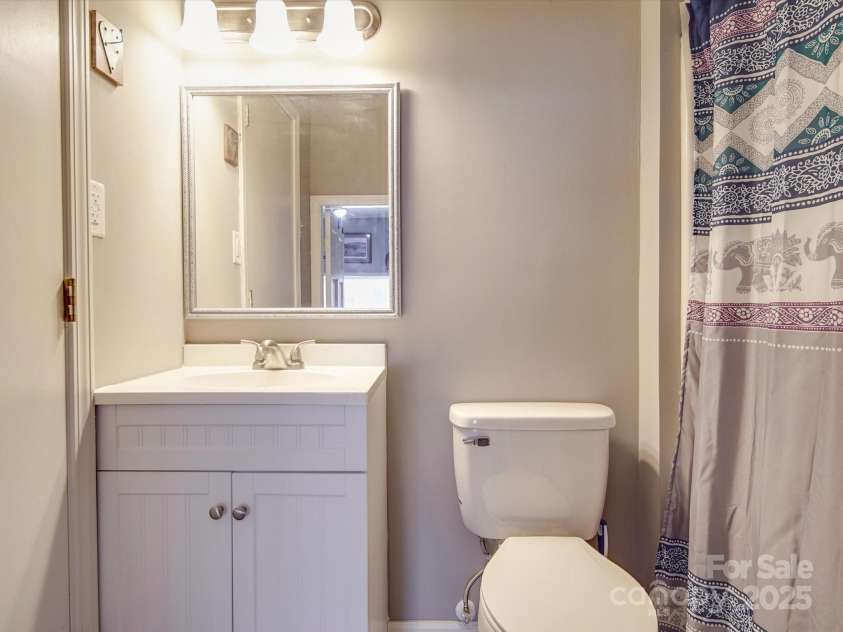 1525 Oakridge Drive, Salisbury, NC 28146.  MLS# CAR4225983, YatesRealty ID 16042. 