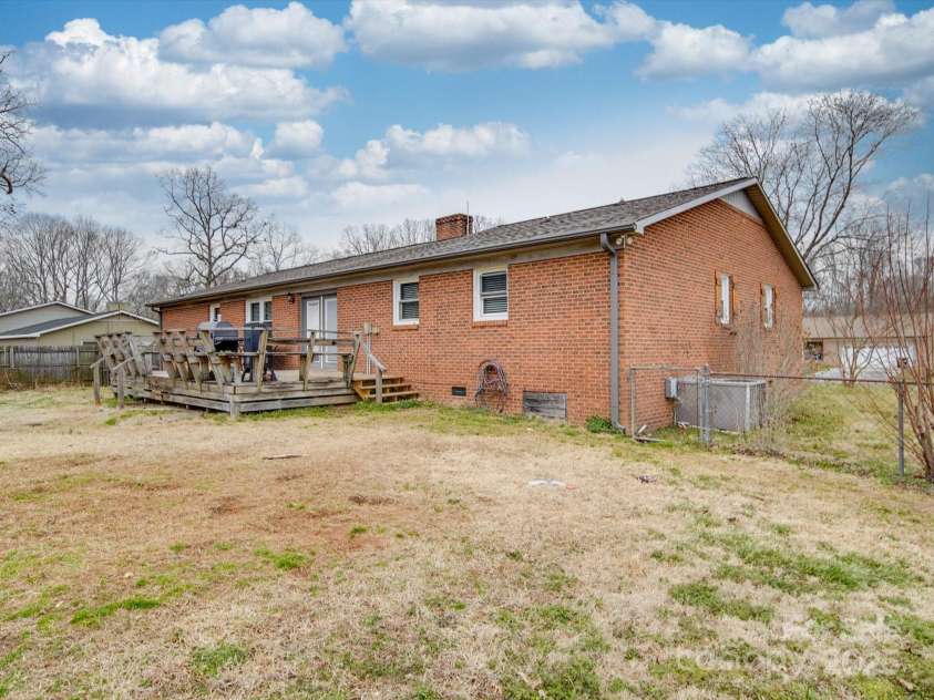 1525 Oakridge Drive, Salisbury, NC 28146.  MLS# CAR4225983, YatesRealty ID 16042. 