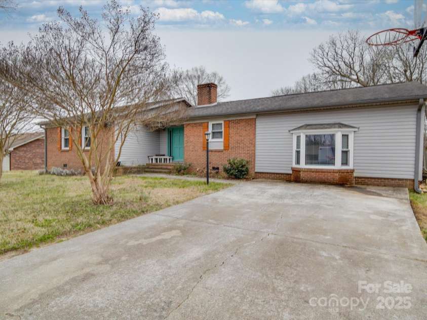 1525 Oakridge Drive, Salisbury, NC 28146.  MLS# CAR4225983, YatesRealty ID 16042. Neat 3 bed, 3 bath home in established neighborhood.