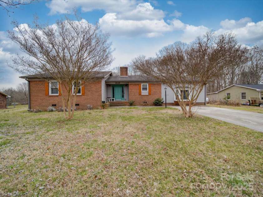 1525 Oakridge Drive, Salisbury, NC 28146.  MLS# CAR4225983, YatesRealty ID 16042. Nice home on expansive lot.