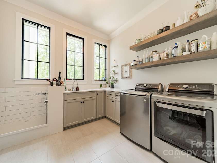 14228 Ryker Way, Davidson, NC 28036.  MLS# CAR4319295, YatesRealty ID 16043. Laundry Room with dog wash station