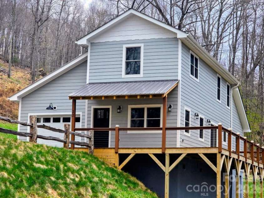 22 Salt Box Haven, Burnsville, NC 28714.  MLS# CAR4364362, YatesRealty ID 16043. Front of 22 Saltbox Haven