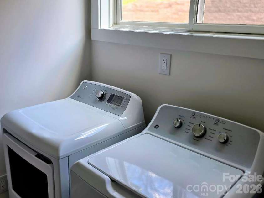 22 Salt Box Haven, Burnsville, NC 28714.  MLS# CAR4364362, YatesRealty ID 16043. GE washer and dryer