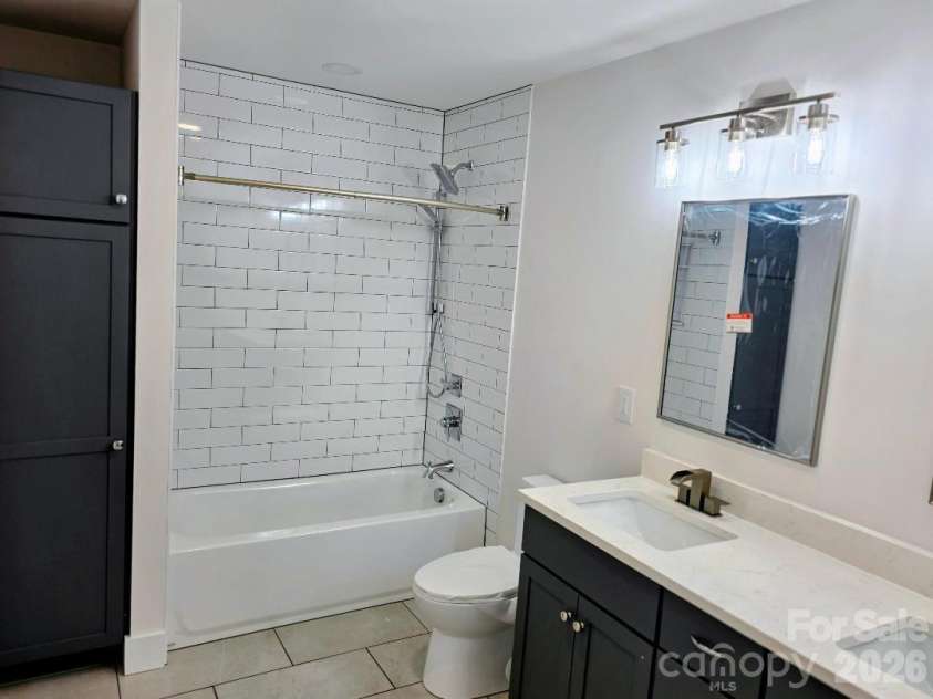 22 Salt Box Haven, Burnsville, NC 28714.  MLS# CAR4364362, YatesRealty ID 16043. Upstairs full bathroom