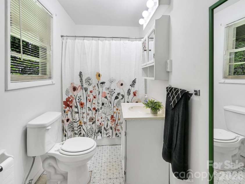 623 School Road, Asheville, NC 28803.  MLS# CAR4365936, YatesRealty ID 16044. Bathroom