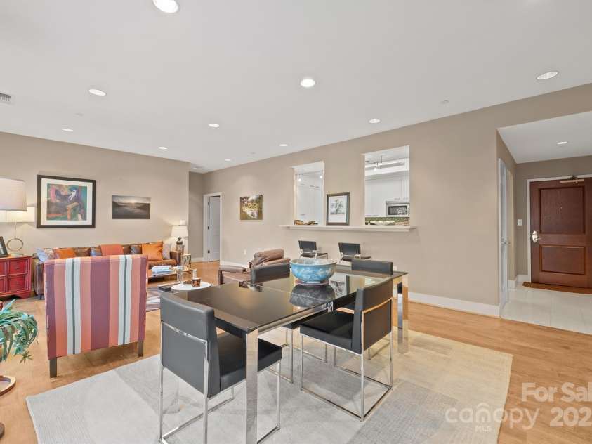 400 Church Street, Charlotte, NC 28202.  MLS# CAR4321397, YatesRealty ID 16045. Dining Area