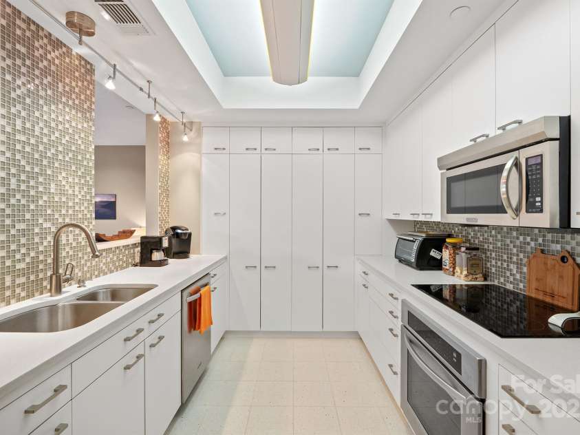 400 Church Street, Charlotte, NC 28202.  MLS# CAR4321397, YatesRealty ID 16045. Modern Kitchen