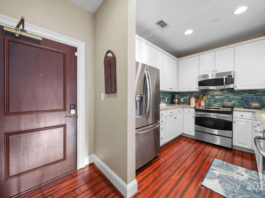 400 Church Street, Charlotte, NC 28202.  MLS# CAR4325886, YatesRealty ID 16045. Entry to unit
