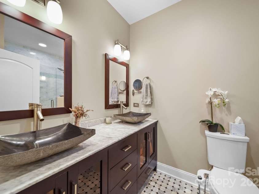 400 Church Street, Charlotte, NC 28202.  MLS# CAR4325886, YatesRealty ID 16045. PrimaryBath1