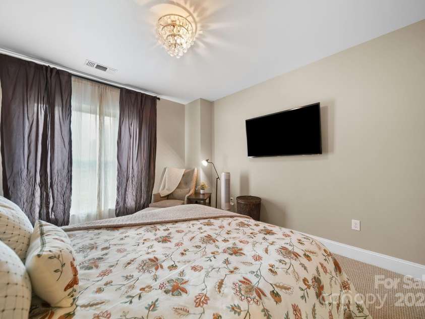 400 Church Street, Charlotte, NC 28202.  MLS# CAR4325886, YatesRealty ID 16045. PrimaryBR2