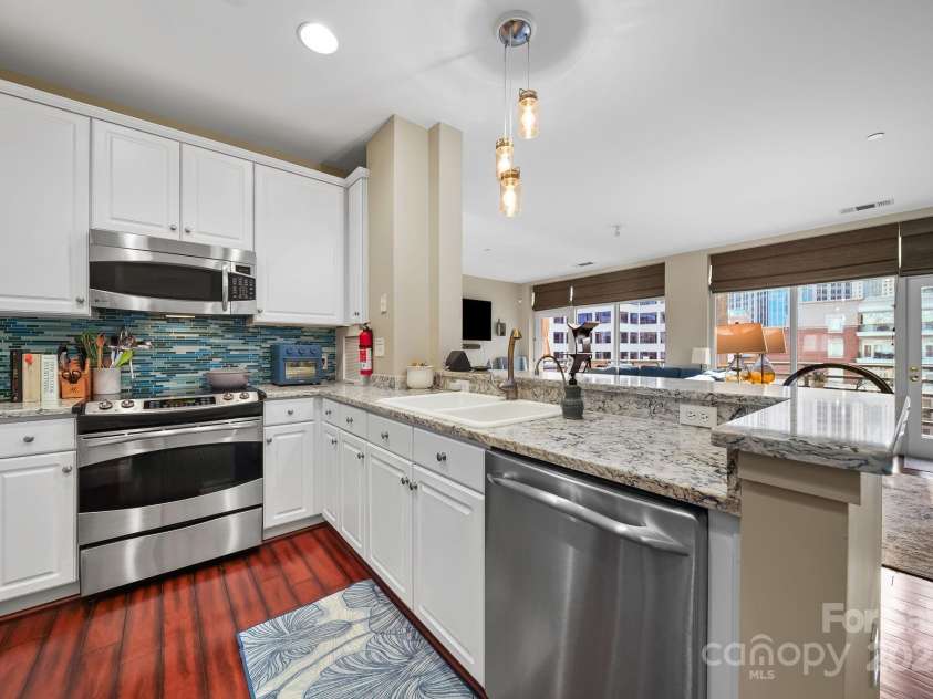 400 Church Street, Charlotte, NC 28202.  MLS# CAR4325886, YatesRealty ID 16045. Well laid out kitchen