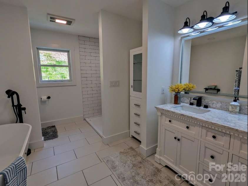 24 Salt Box Haven, Burnsville, NC 28714.  MLS# CAR4365761, YatesRealty ID 16046. Primary ensuite bathroom