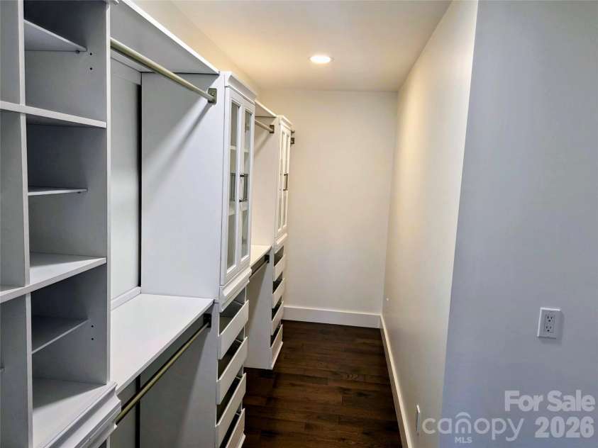 24 Salt Box Haven, Burnsville, NC 28714.  MLS# CAR4365761, YatesRealty ID 16046. Primary walk-in closet