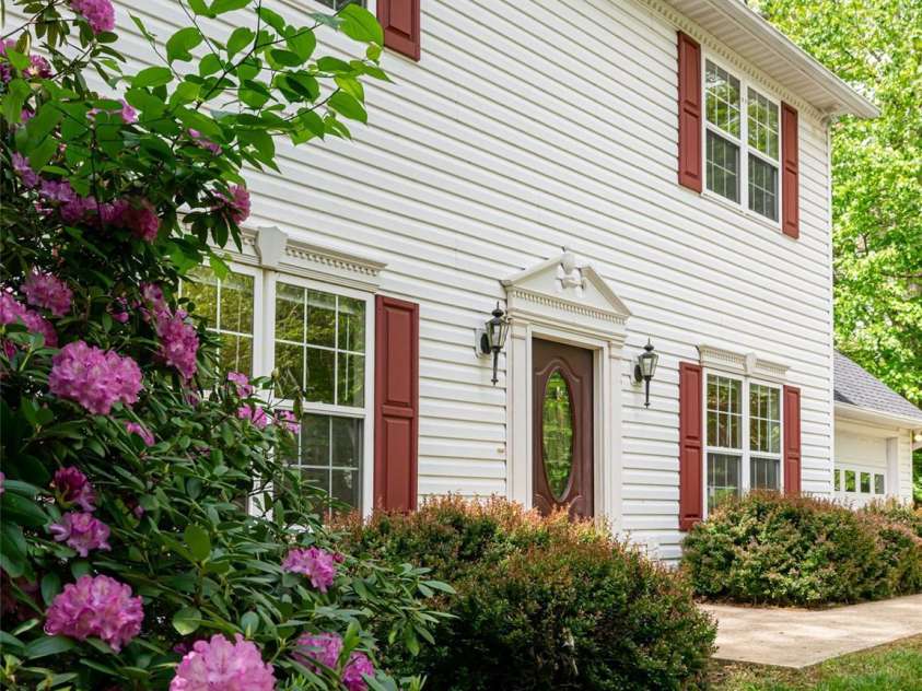 34 Friendly Way, Asheville, NC 28806.  MLS# CAR4257105, YatesRealty ID 16047. 