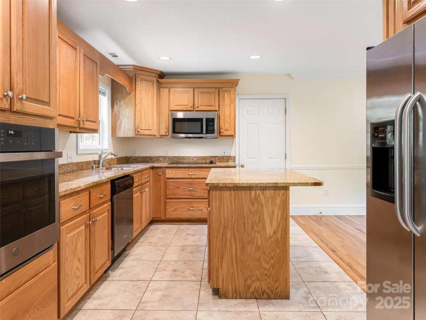 34 Friendly Way, Asheville, NC 28806.  MLS# CAR4257105, YatesRealty ID 16047. 