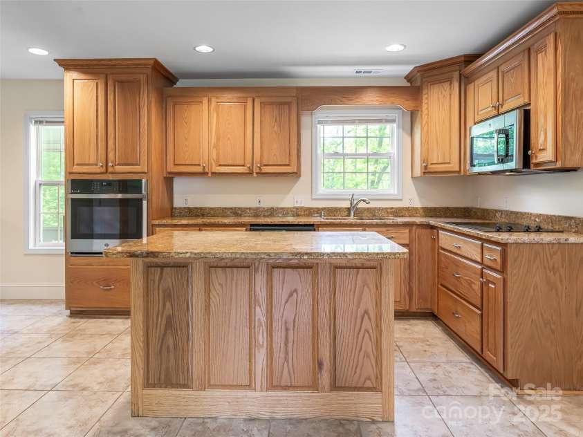 34 Friendly Way, Asheville, NC 28806.  MLS# CAR4257105, YatesRealty ID 16047. 