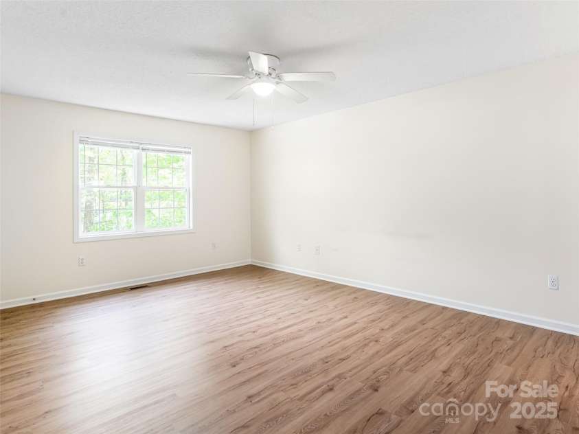 34 Friendly Way, Asheville, NC 28806.  MLS# CAR4257105, YatesRealty ID 16047. 