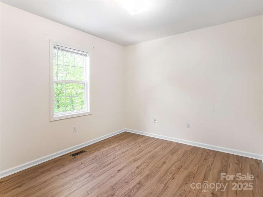 34 Friendly Way, Asheville, NC 28806.  MLS# CAR4257105, YatesRealty ID 16047. 