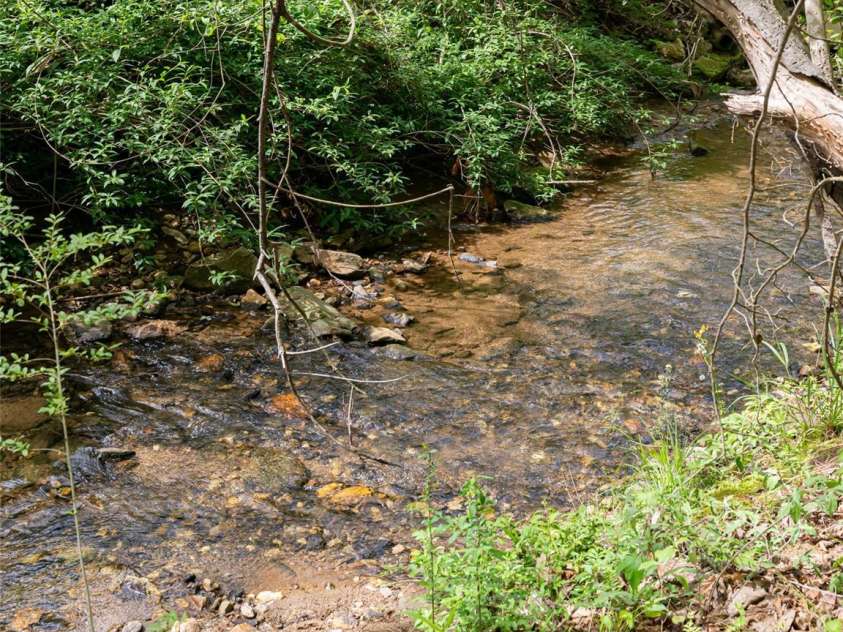 34 Friendly Way, Asheville, NC 28806.  MLS# CAR4257105, YatesRealty ID 16047. 