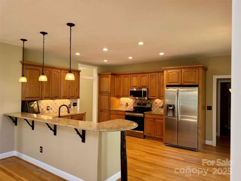737 Streamside Drive, Arden, NC 28704.  MLS# CAR4248718, YatesRealty ID 16049. Hard wood floors, stainless appliances and granite counter tops