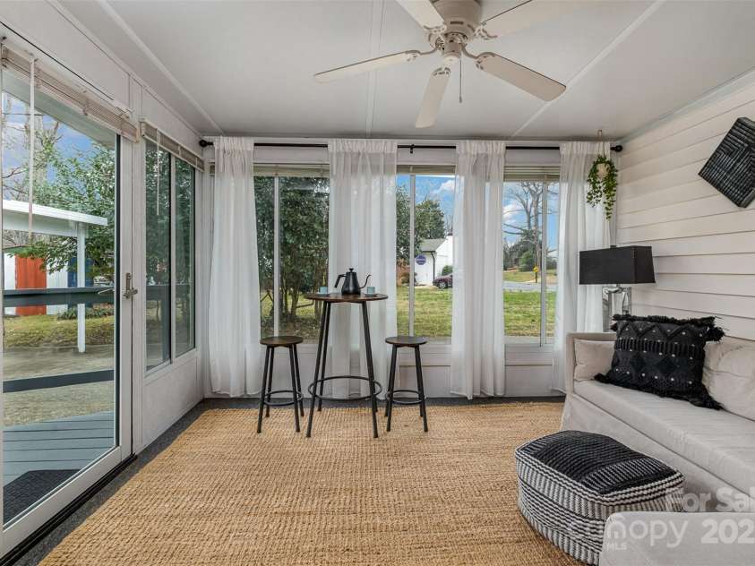 3231 Eastwood Drive, Charlotte, NC 28205.  MLS# CAR4228945, YatesRealty ID 16051. Bright breakfast nook or unwind after a long day