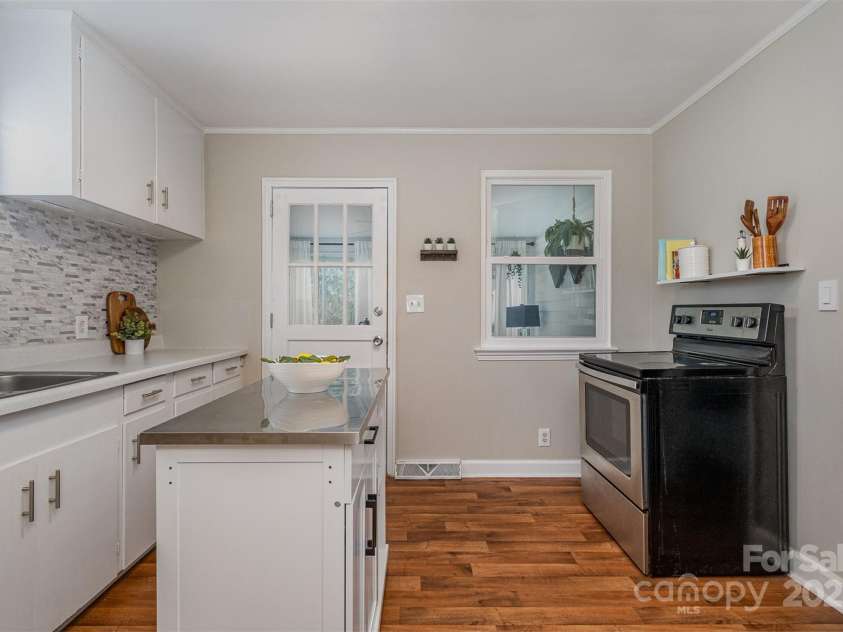 3231 Eastwood Drive, Charlotte, NC 28205.  MLS# CAR4228945, YatesRealty ID 16051. Bright, fresh kitchen with plenty of storage