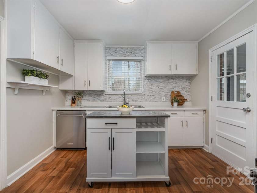 3231 Eastwood Drive, Charlotte, NC 28205.  MLS# CAR4228945, YatesRealty ID 16051. Durable finishes & a moveable island for added convenience