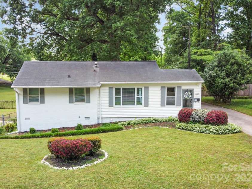3231 Eastwood Drive, Charlotte, NC 28205.  MLS# CAR4228945, YatesRealty ID 16051. Extended driveway - perfect for that housewarming party!