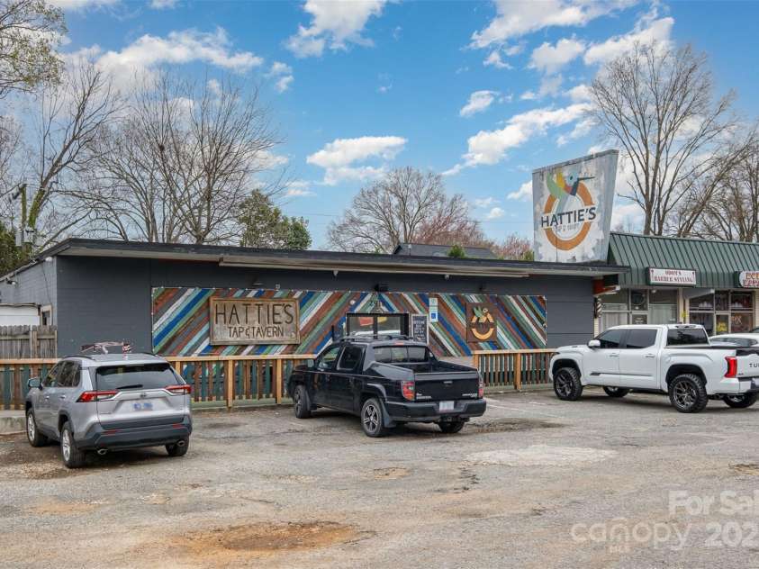 3231 Eastwood Drive, Charlotte, NC 28205.  MLS# CAR4228945, YatesRealty ID 16051. Only 1 mile to casual vibes with bar games, pet-friendly & great beer.