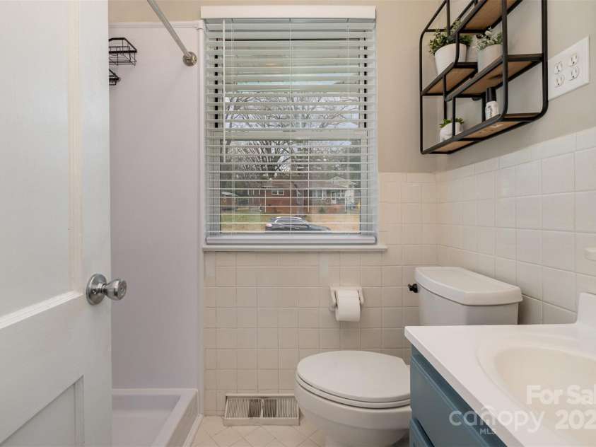 3231 Eastwood Drive, Charlotte, NC 28205.  MLS# CAR4228945, YatesRealty ID 16051. Refreshed bathroom with stylish finishes & natural light.