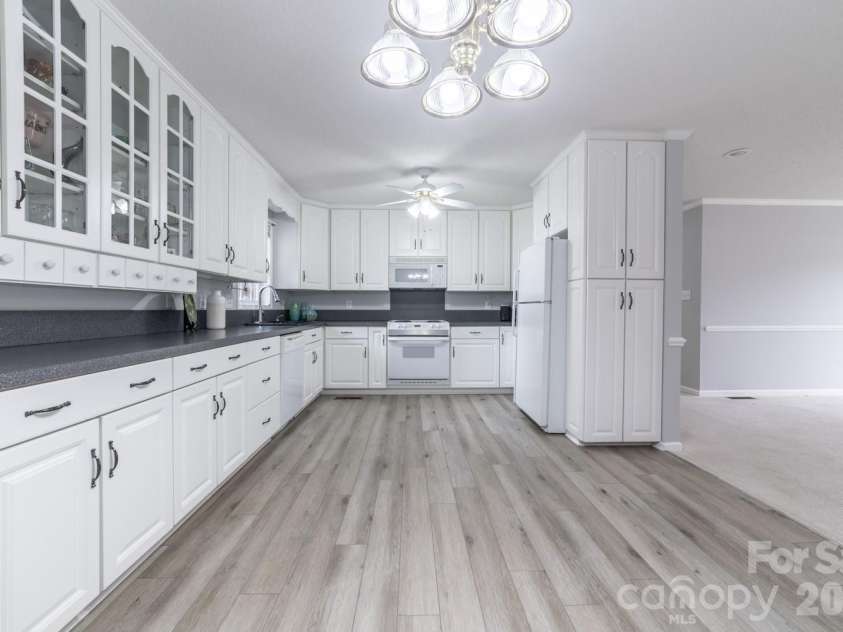 3971 Rolling Meadow Lane, Lincolnton, NC 28092.  MLS# CAR4373846, YatesRealty ID 16055. Wonderful kitchen counter space