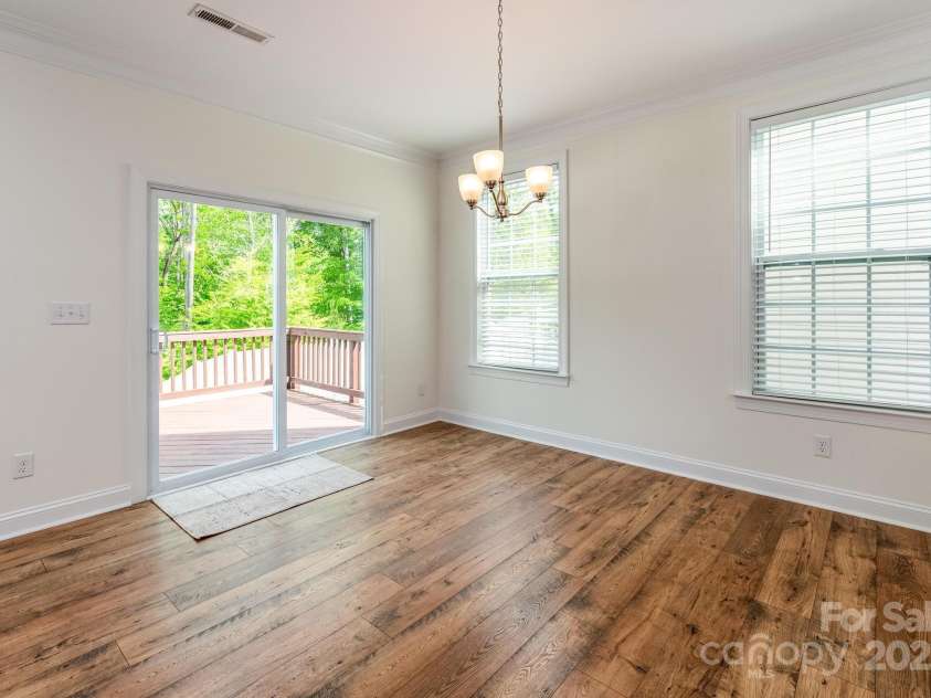 424 Preston Road, Mooresville, NC 28117.  MLS# CAR4252036, YatesRealty ID 16055. Eat in kitchen opens to deck and fenced yard