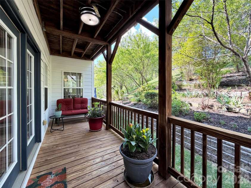 237 Midway Crossing, Clyde, NC 28721.  MLS# CAR4374416, YatesRealty ID 16057. 