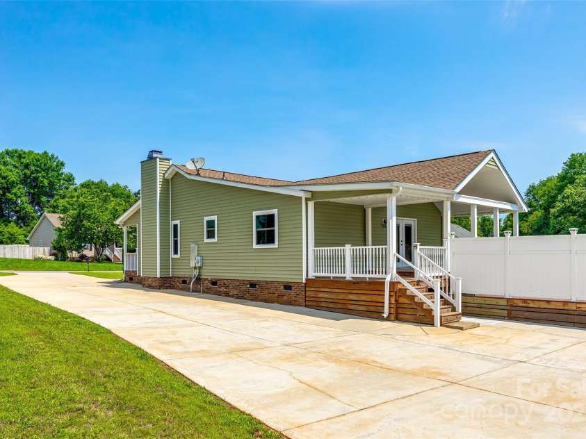 752 Chipmeadow Lane, York, SC 29745.  MLS# CAR4259145, YatesRealty ID 16058. Driveway