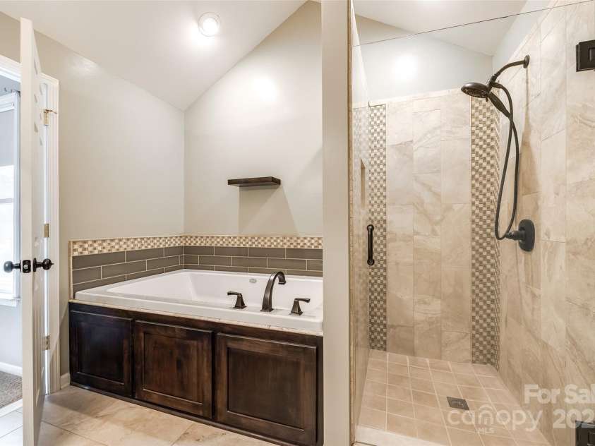 752 Chipmeadow Lane, York, SC 29745.  MLS# CAR4259145, YatesRealty ID 16058. Garden Tub