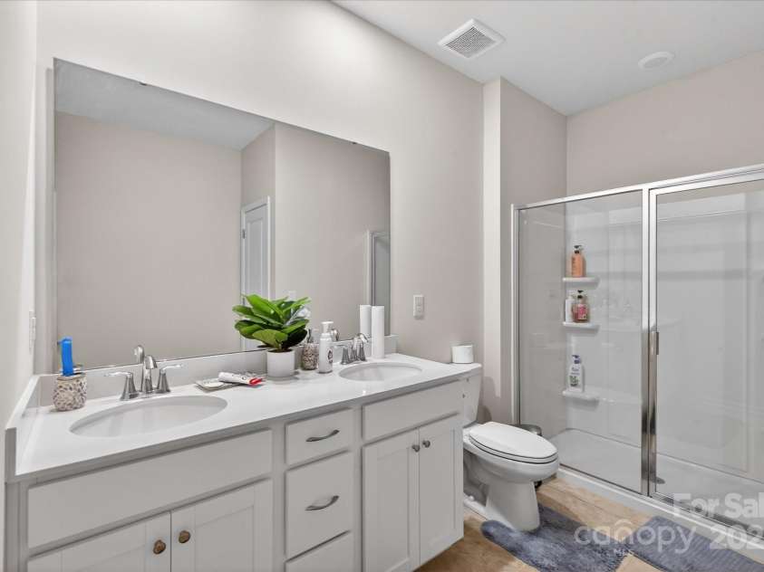 13017 Cinnamon Fern Lane, Mint Hill, NC 28227.  MLS# CAR4330864, YatesRealty ID 1606. Guest Full Bath