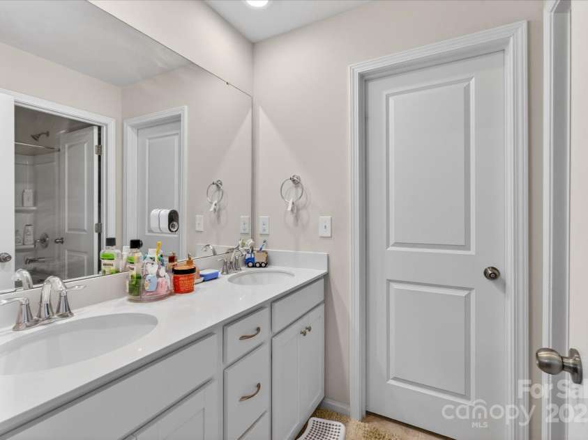 13017 Cinnamon Fern Lane, Mint Hill, NC 28227.  MLS# CAR4330864, YatesRealty ID 1606. Upstairs Bathroom