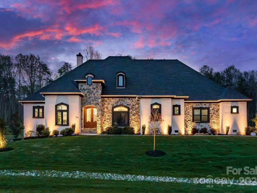 129 Hunts Landing Drive, Mooresville, NC 28117.  MLS# CAR4244761, YatesRealty ID 16060. 