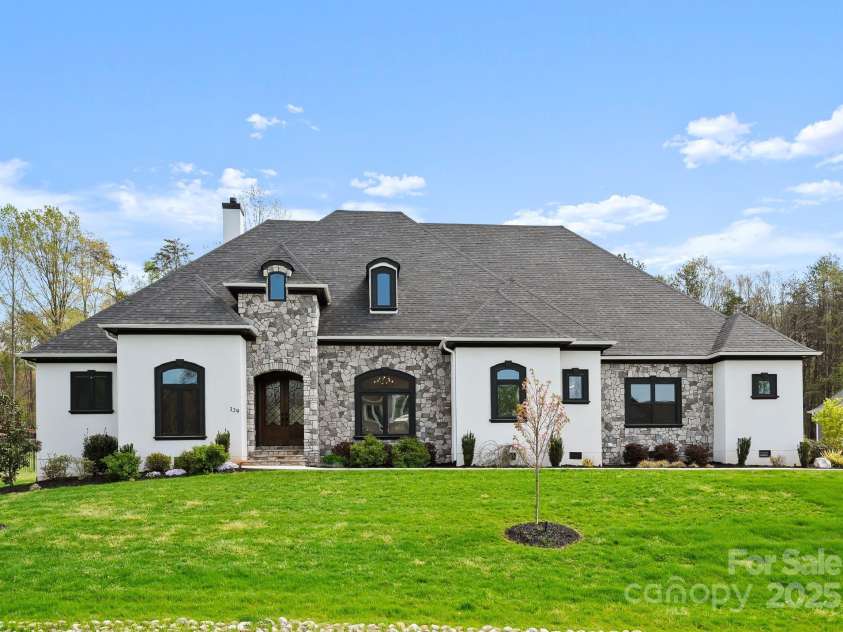 129 Hunts Landing Drive, Mooresville, NC 28117.  MLS# CAR4244761, YatesRealty ID 16060. 
