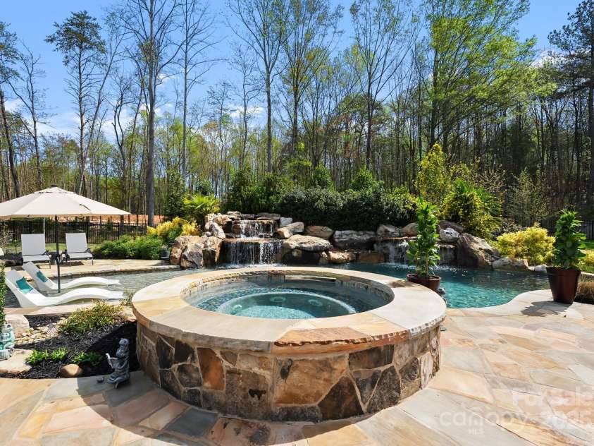 129 Hunts Landing Drive, Mooresville, NC 28117.  MLS# CAR4244761, YatesRealty ID 16060. 