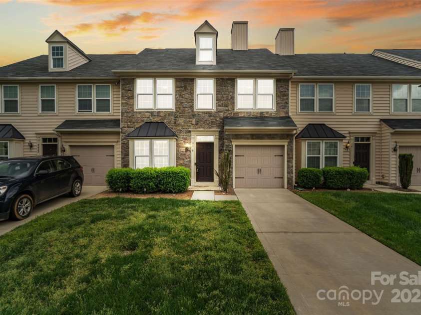 9618 Springholm Drive, Charlotte, NC 28278.  MLS# CAR4246189, YatesRealty ID 16061. 