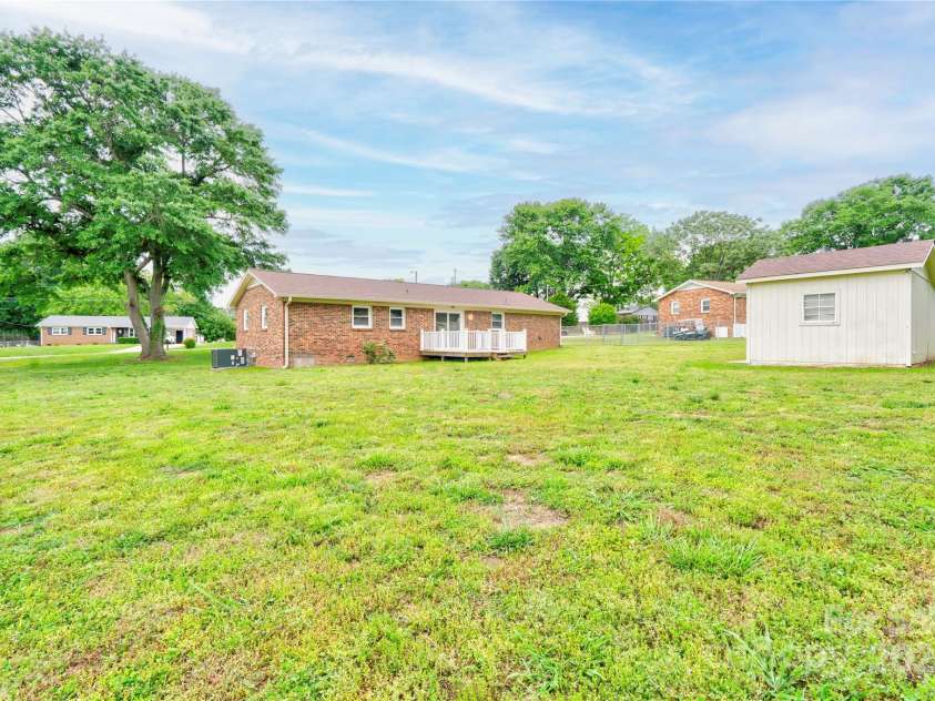 1690 Montevista Drive, Shelby, NC 28150.  MLS# CAR4256275, YatesRealty ID 16062. Back Left