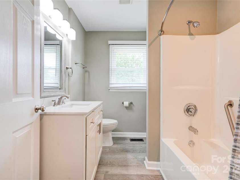 1690 Montevista Drive, Shelby, NC 28150.  MLS# CAR4256275, YatesRealty ID 16062. Bathroom