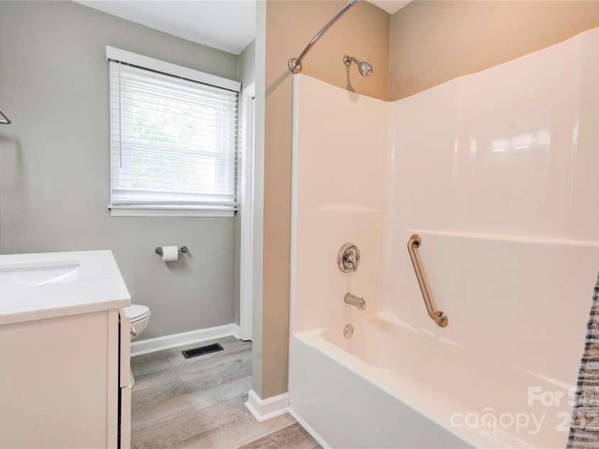 1690 Montevista Drive, Shelby, NC 28150.  MLS# CAR4256275, YatesRealty ID 16062. Bathroom
