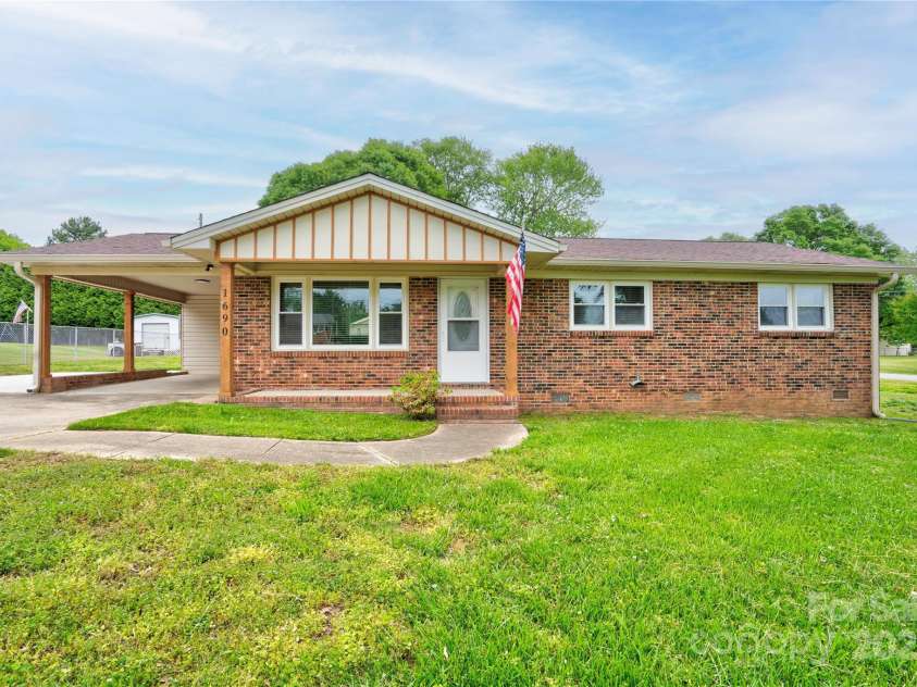 1690 Montevista Drive, Shelby, NC 28150.  MLS# CAR4256275, YatesRealty ID 16062. Front